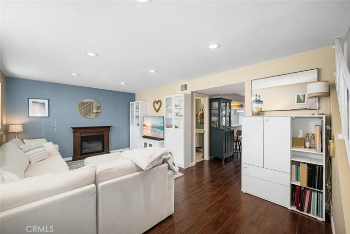 4385 Larwin, Cypress, California 90630