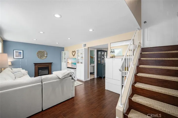4385 Larwin, Cypress, California 90630