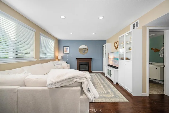 4385 Larwin, Cypress, California 90630
