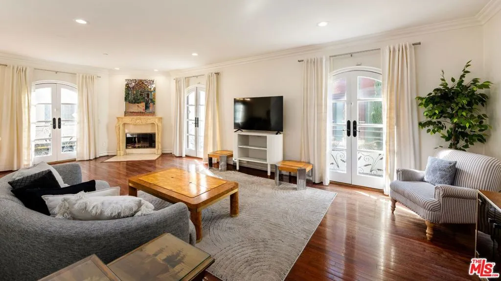 353 S Reeves Drive 202, Beverly Hills, California 90212 home-pic-1