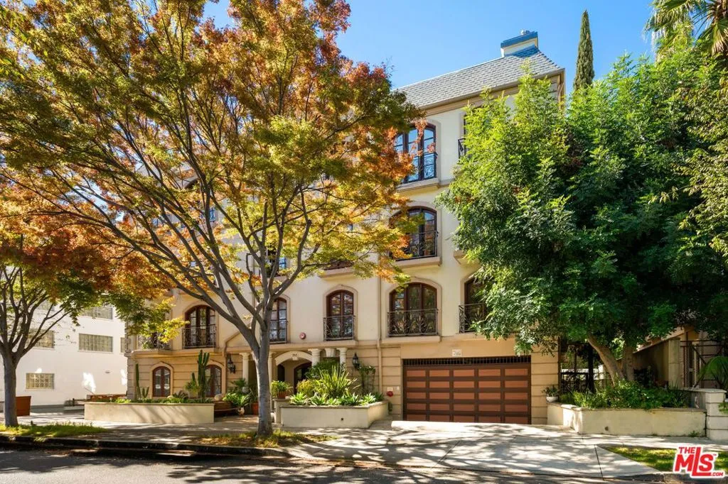 353 S Reeves Drive 202, Beverly Hills, California 90212 home-pic-0