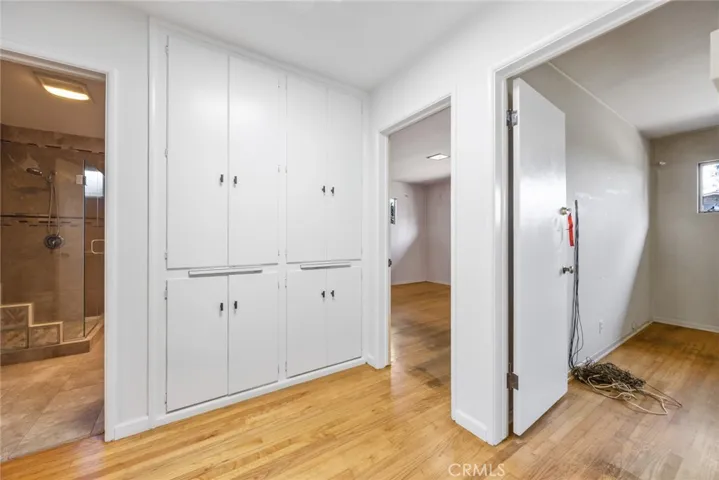 You can never have enough linen space and 10357 Lesterford has tons of space!