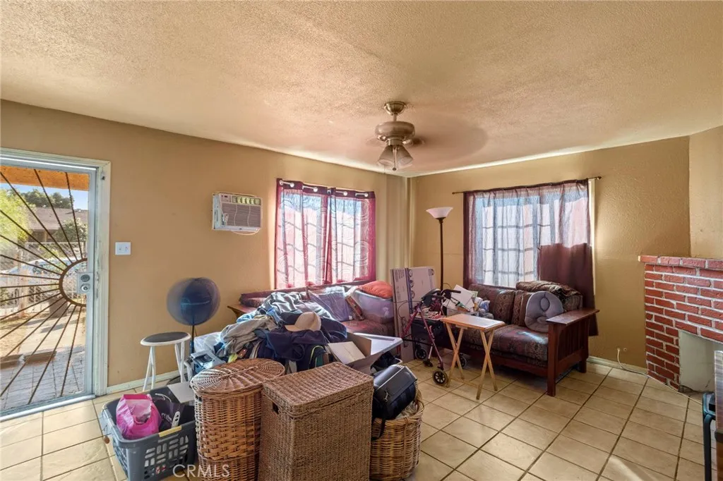 994 W 15th, San Bernardino, California 92411 home-pic-4