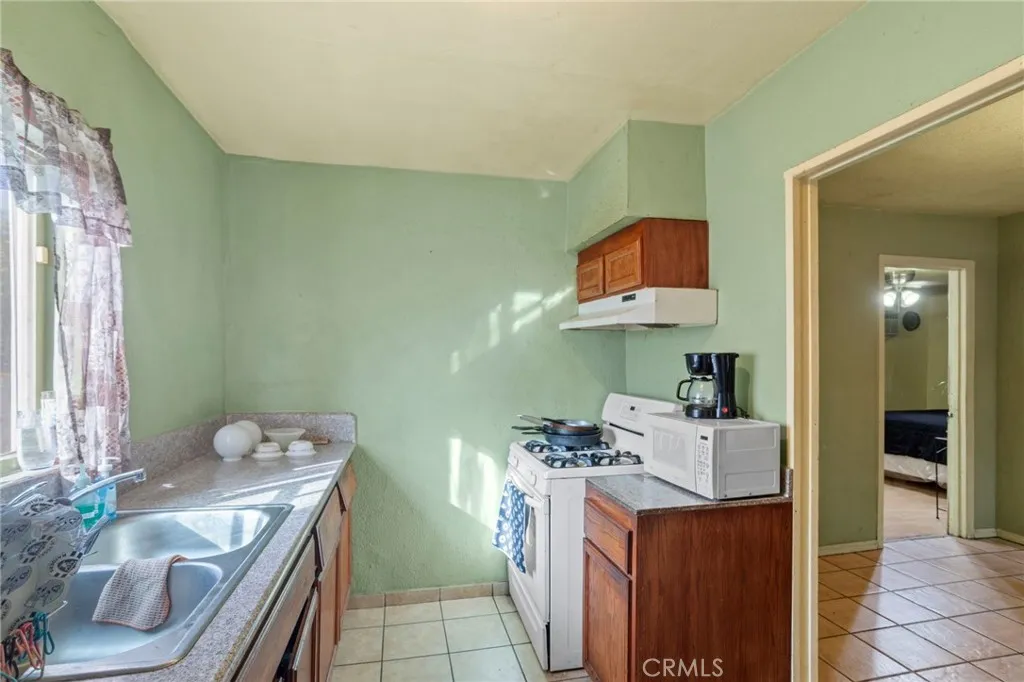 994 W 15th, San Bernardino, California 92411 home-pic-7