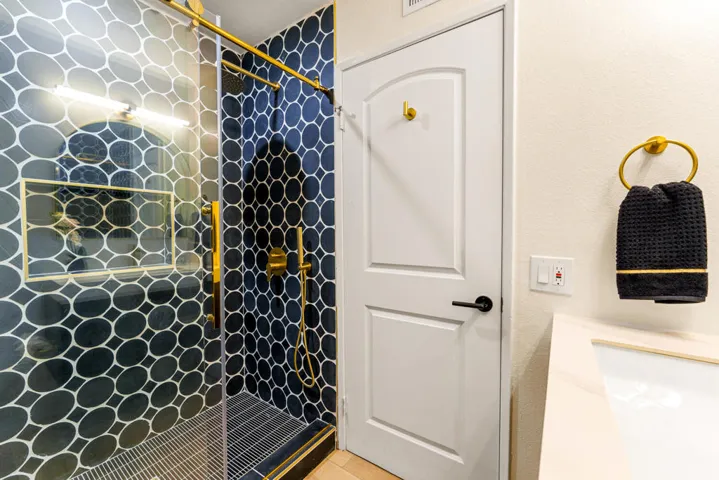 200 E. Racquet Club #60-21