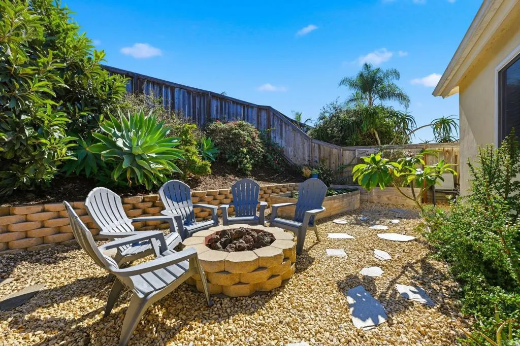 2112 Savona Ct, Vista, California 92084 home-pic-26