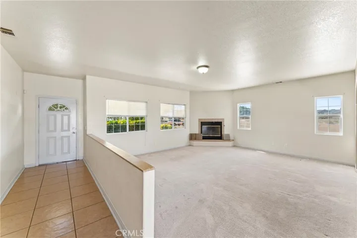 Foyer Area (Size: 4'4" x 14'9")