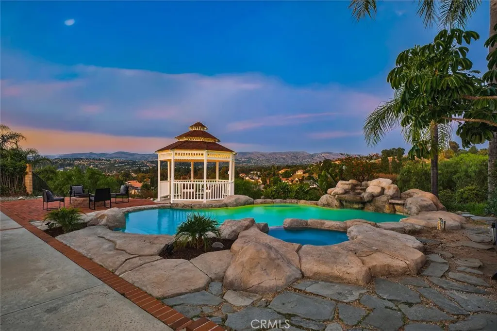266 S Via Montanera, Anaheim Hills, California 92807 home-pic-5
