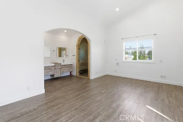 5048 Hesperia, Encino, California 91316