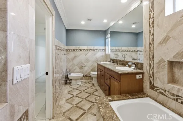 5048 Hesperia, Encino, California 91316