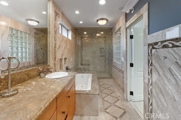 5048 Hesperia, Encino, California 91316