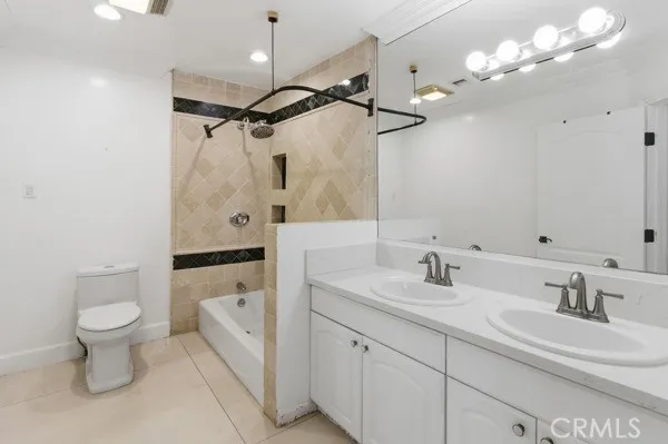 5048 Hesperia, Encino, California 91316
