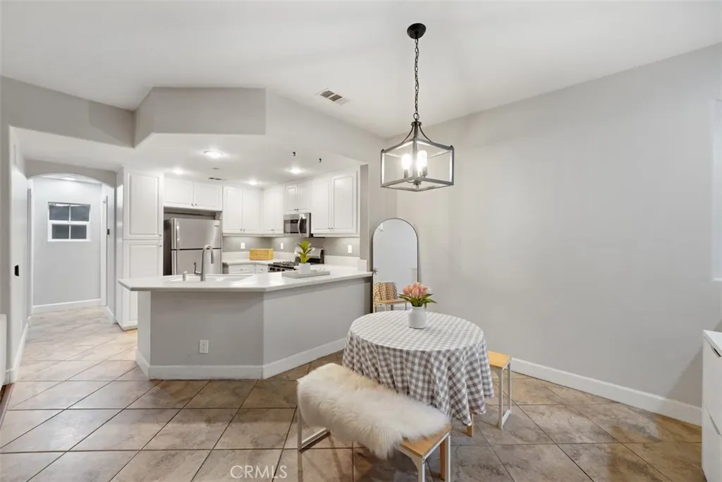 41710 Woodridge Avenue 2, Murrieta, California 92562 home-pic-4