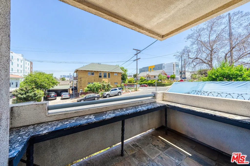 1043 S Kenmore Avenue 201, Los Angeles, California 90006 home-pic-14