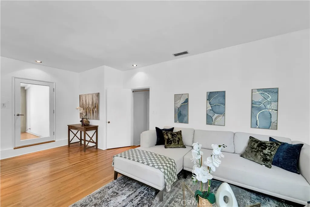 4227 Van Nuys Boulevard, Sherman Oaks, California 91403 home-pic-5