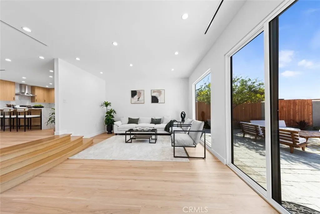 8369 Vine Valley Drive, Sun Valley, California 91352 home-pic-14