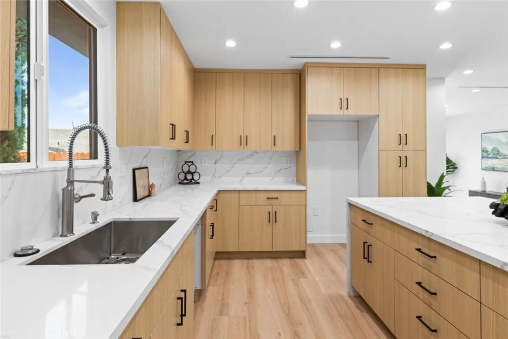 8369 Vine Valley Drive, Sun Valley, California 91352 home-pic-10