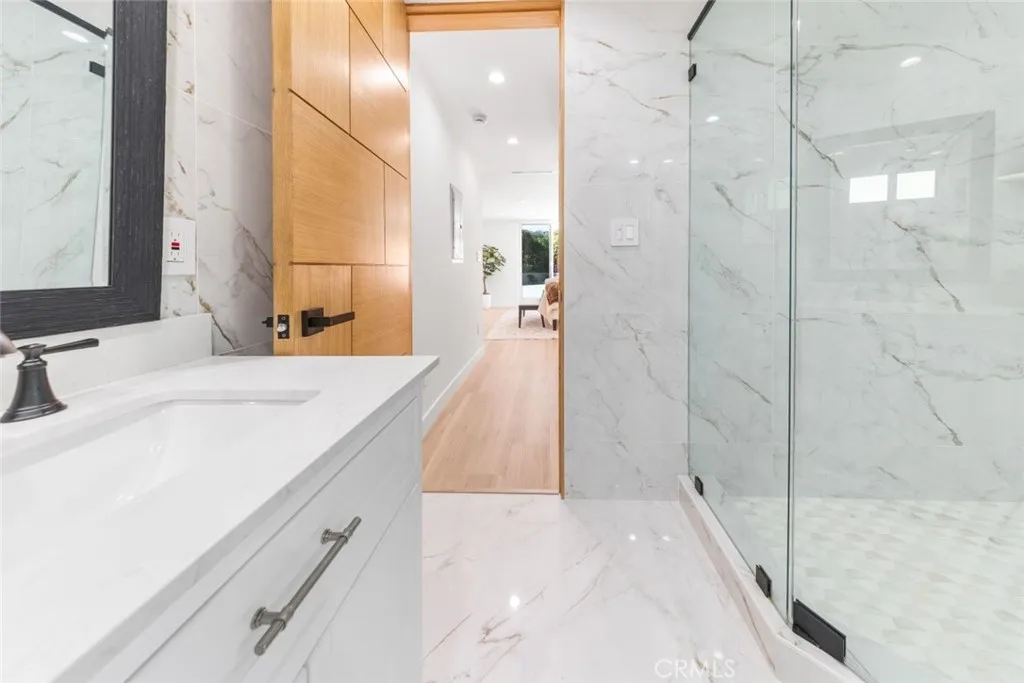 8369 Vine Valley Drive, Sun Valley, California 91352 home-pic-37