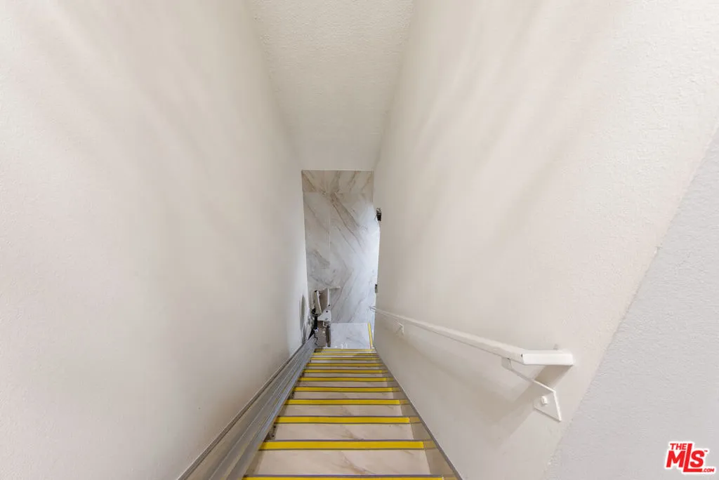 7800 Via Genova, Burbank, California 91504 home-pic-16