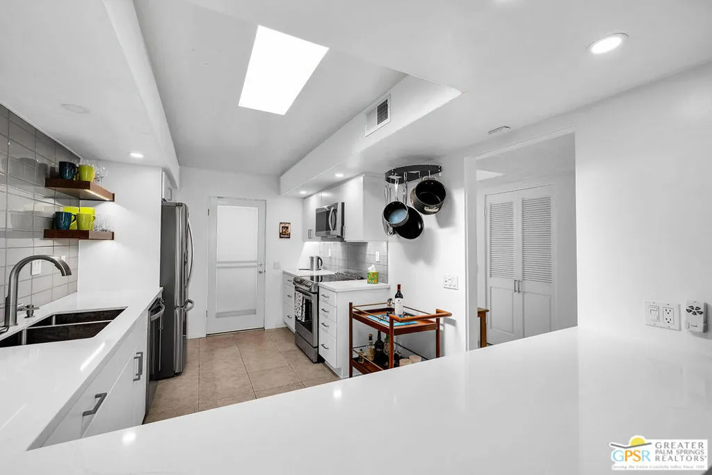 2380 S Sky View Drive, Palm Springs, California 92264 home-pic-7