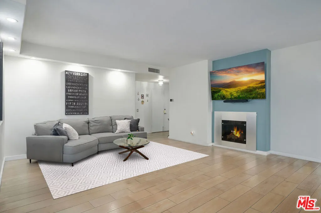 121 S Palm Drive 203, Beverly Hills, California 90212 home-pic-4