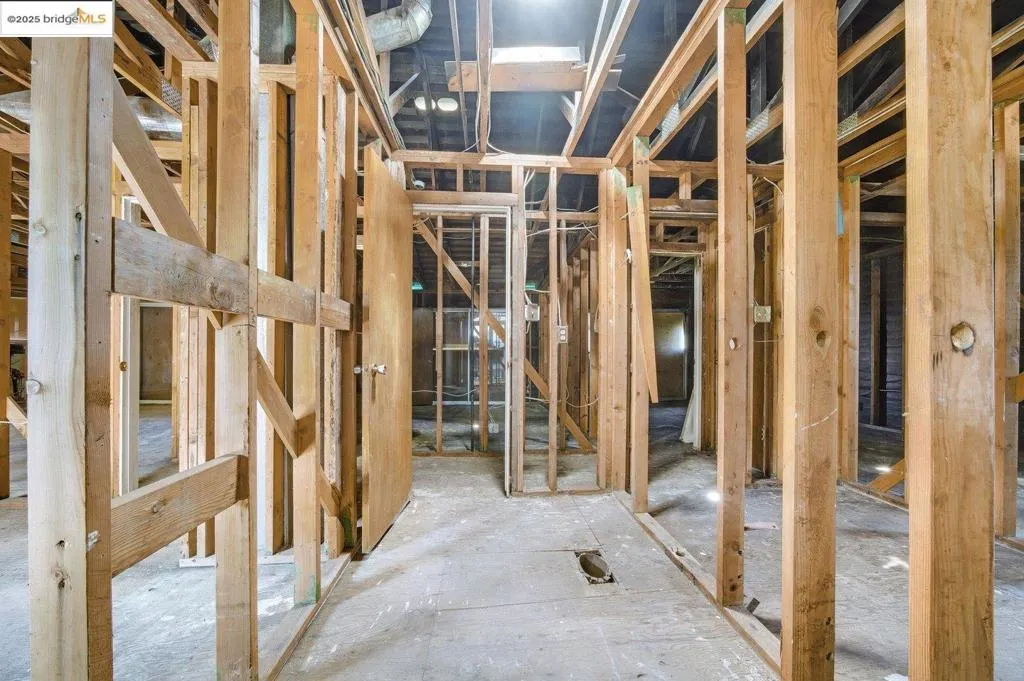 11201 Lochard Street, Oakland, California 94605 home-pic-18