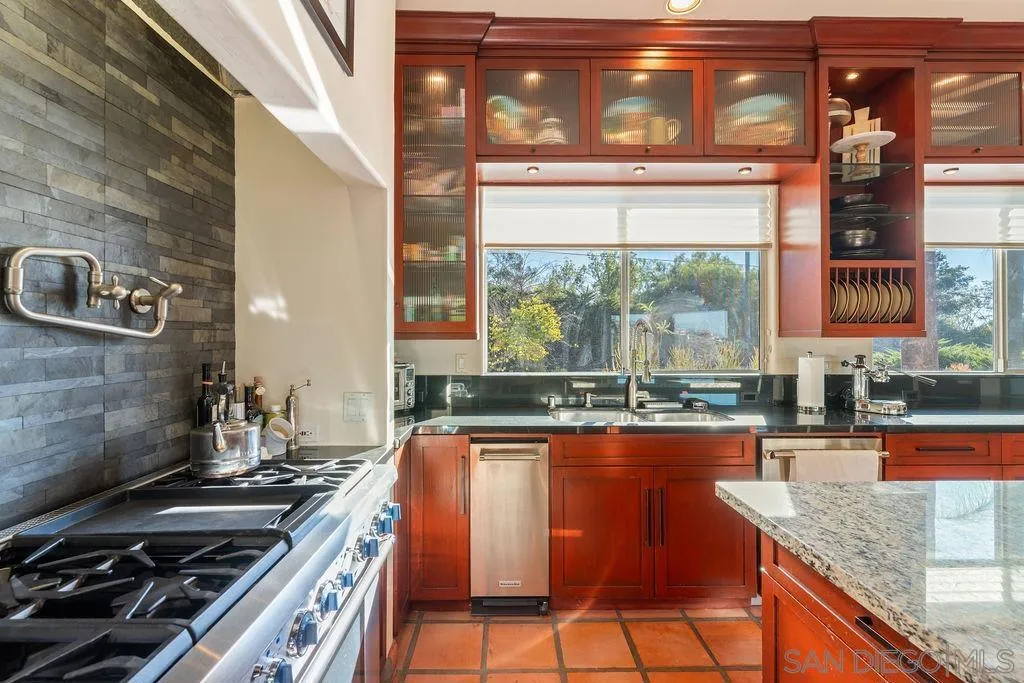28751 Sandhurst Way, Escondido, California 92026 home-pic-11
