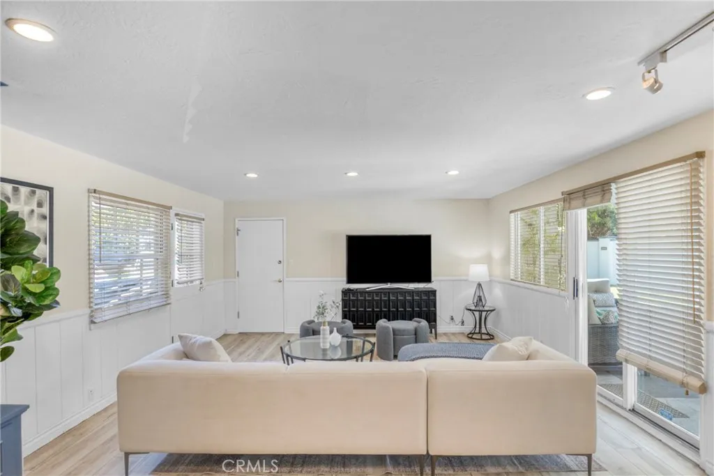 20300 Delita Drive, Woodland Hills, California 91364 home-pic-18