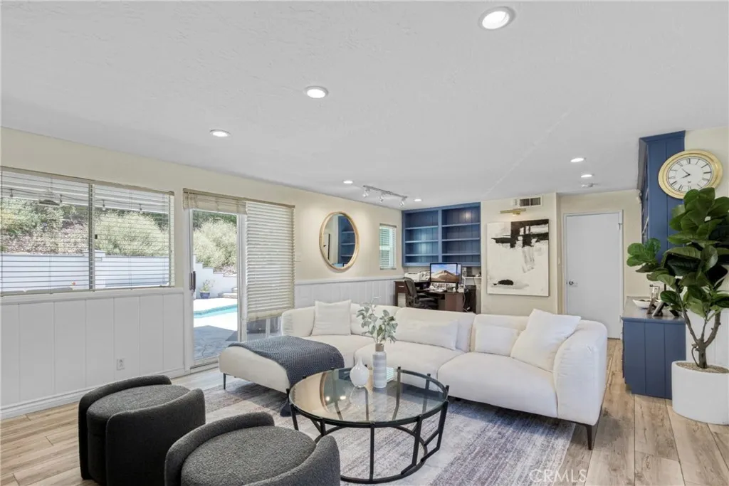 20300 Delita Drive, Woodland Hills, California 91364 home-pic-19