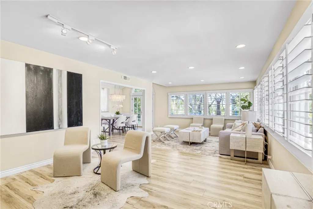 20300 Delita Drive, Woodland Hills, California 91364 home-pic-4