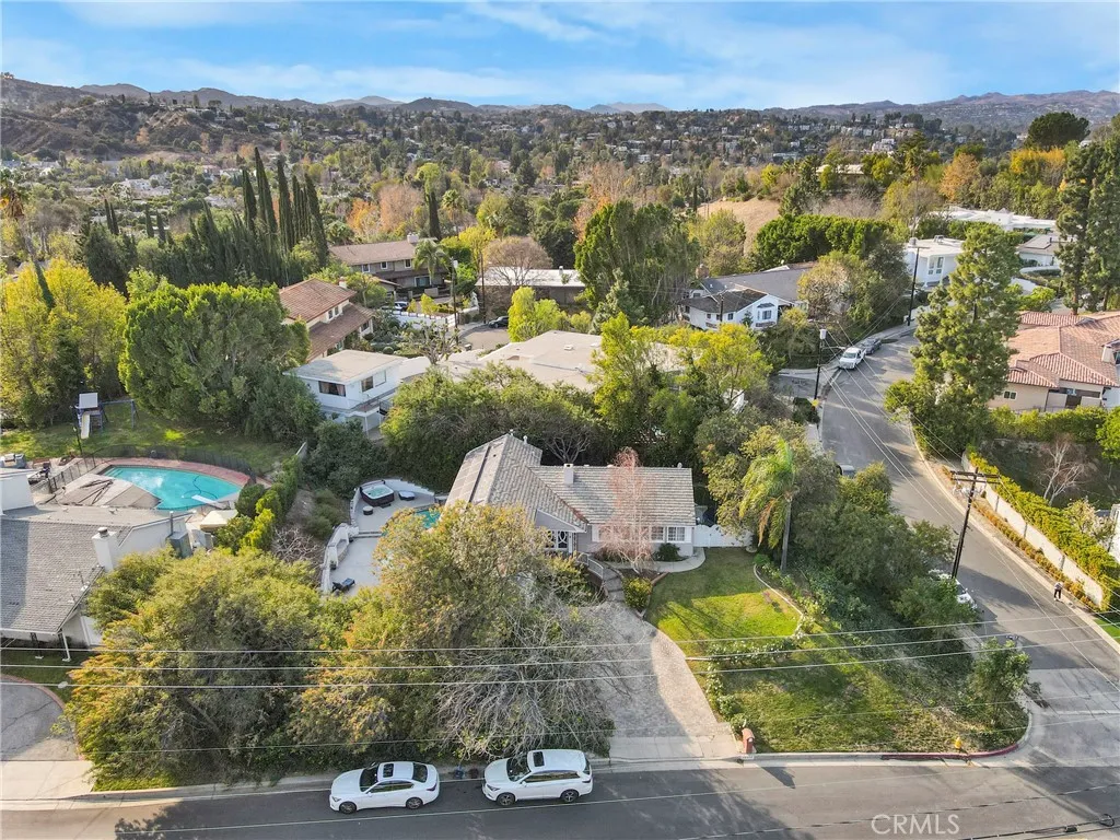 20300 Delita Drive, Woodland Hills, California 91364 home-pic-27