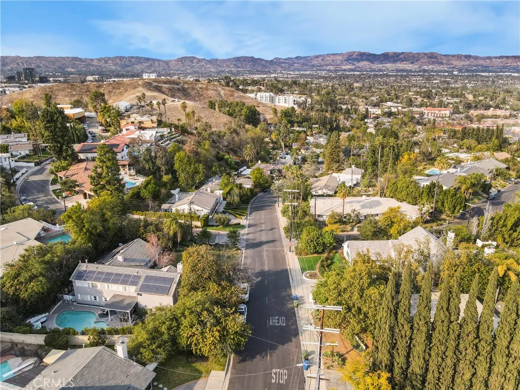 20300 Delita Drive, Woodland Hills, California 91364 home-pic-28
