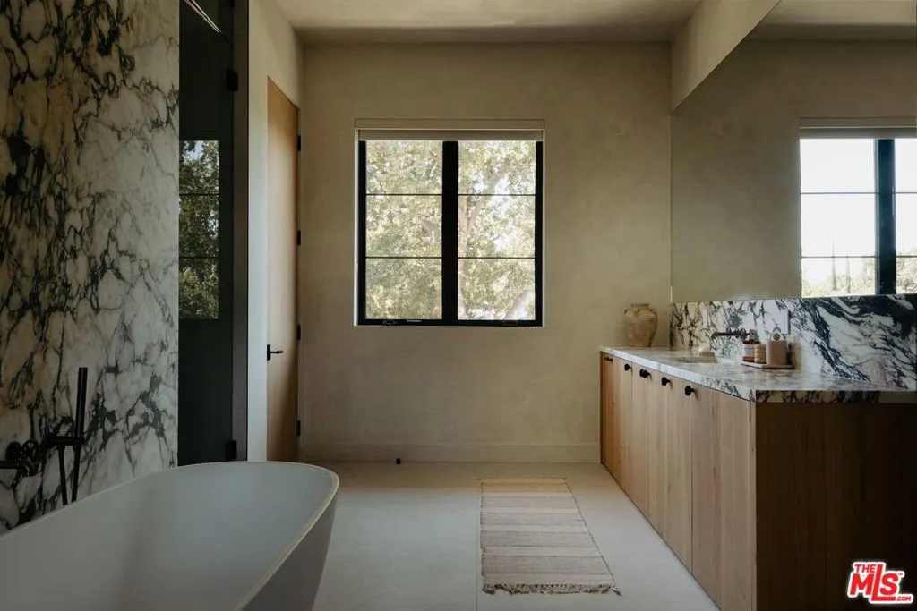 23346 Collins Street, Woodland Hills, California 91367 home-pic-23