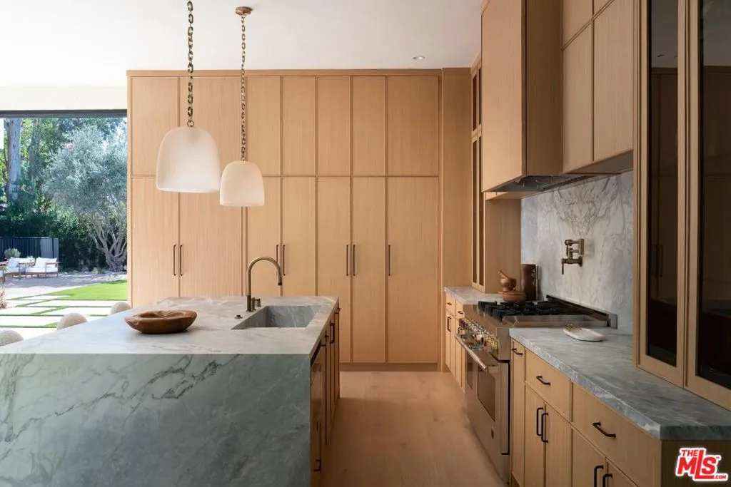 23340 Collins Street, Woodland Hills, California 91367 home-pic-9