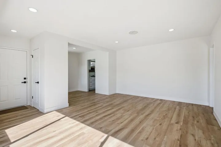 20 ENTRY LIVING ROOM
