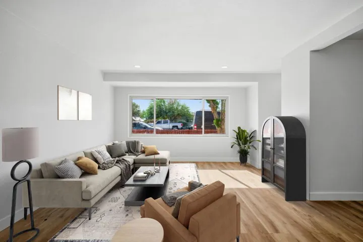 05 LIVING ROOM