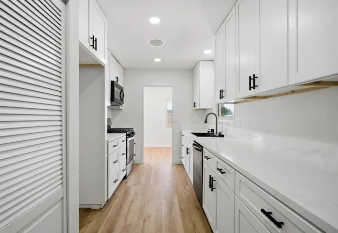 32 KITCHEN