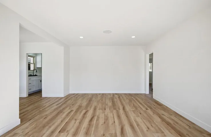 24 LIVING ROOM