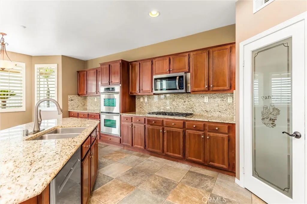 7526 Tioga Lane, Highland, California 92346 home-pic-14