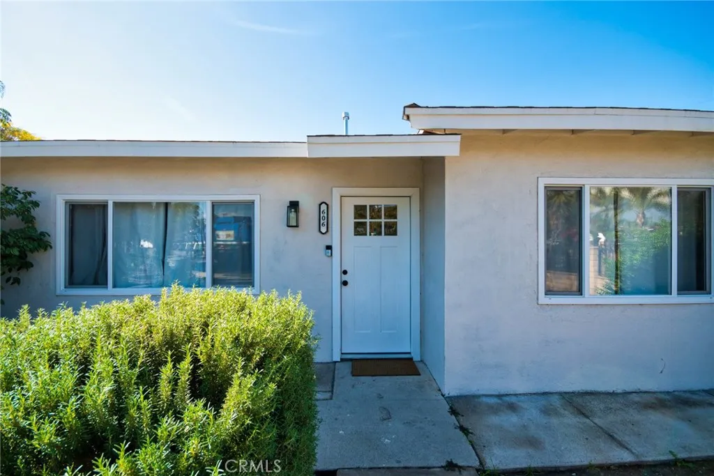 606 E De Anza Circle E, Ontario, California 91761 home-pic-2