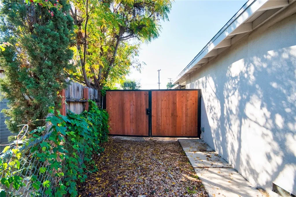 606 E De Anza Circle E, Ontario, California 91761 home-pic-8