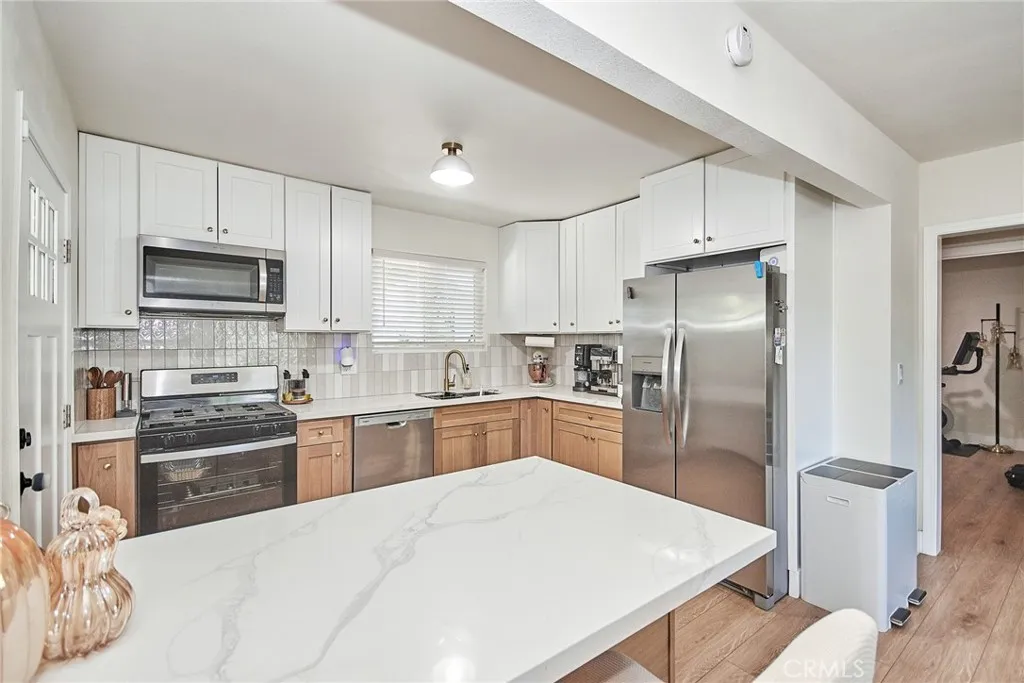 606 E De Anza Circle E, Ontario, California 91761 home-pic-25
