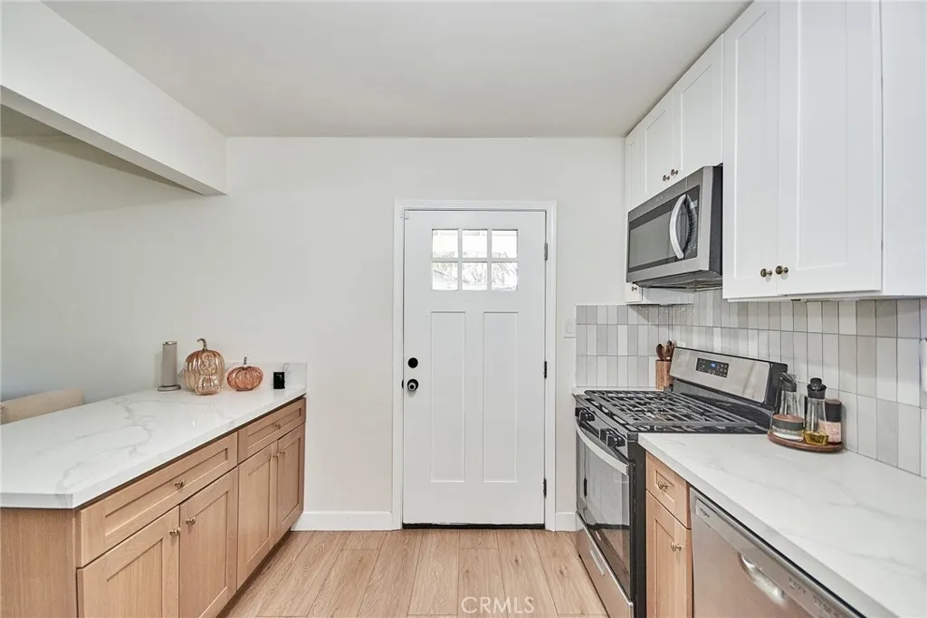 606 E De Anza Circle E, Ontario, California 91761 home-pic-24