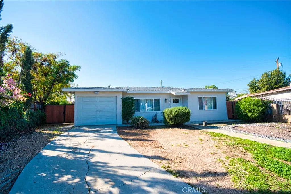 606 E De Anza Circle E, Ontario, California 91761 home-pic-4
