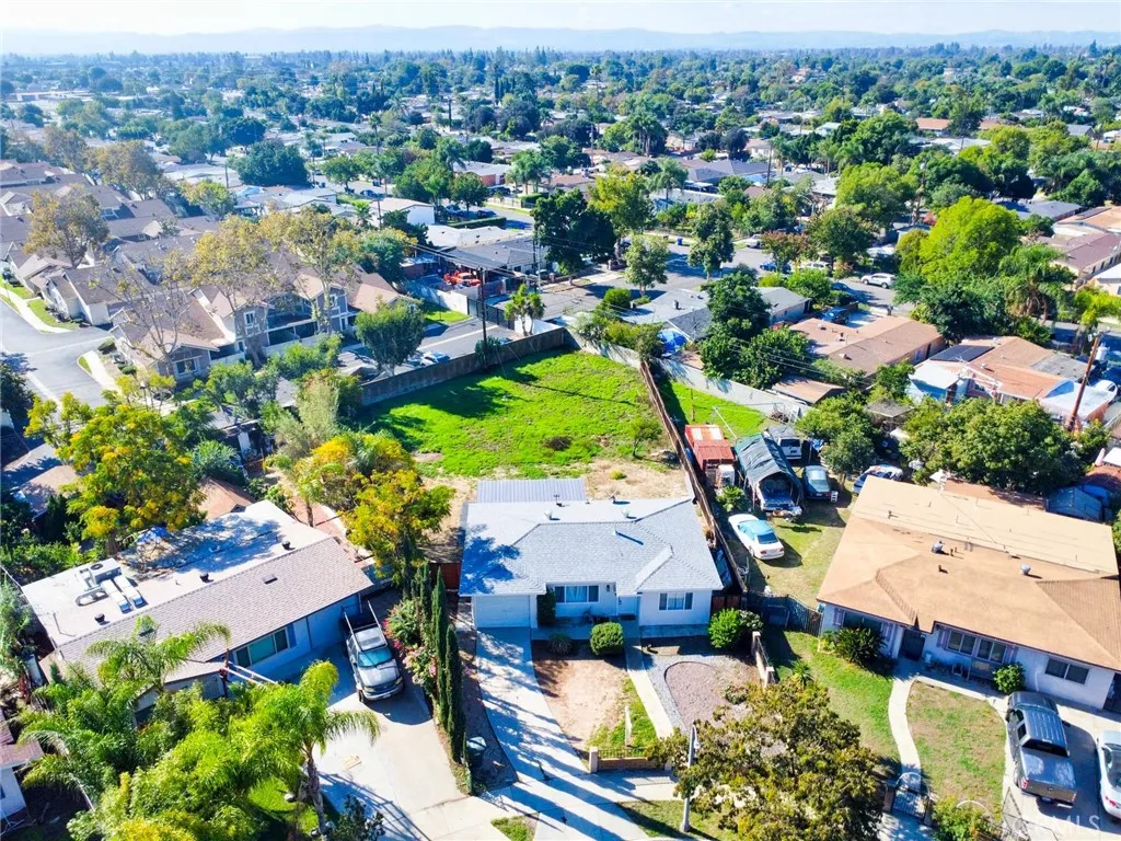 606 E De Anza Circle E, Ontario, California 91761 home-pic-46