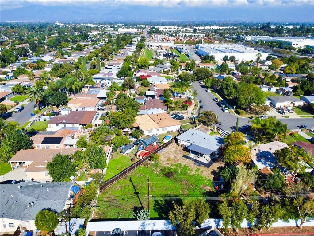 606 E De Anza Circle E, Ontario, California 91761 home-pic-48