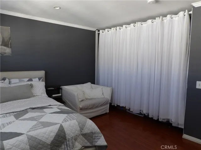 Crown molding and laminate floors.