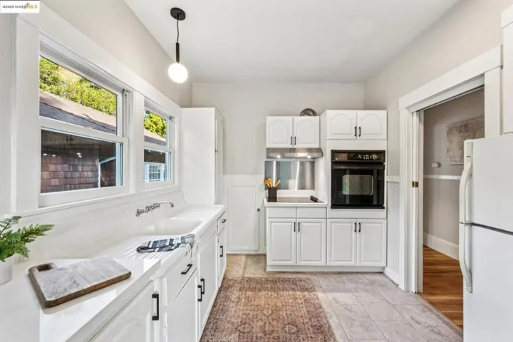 4117 Gilbert St, Oakland, California 94611