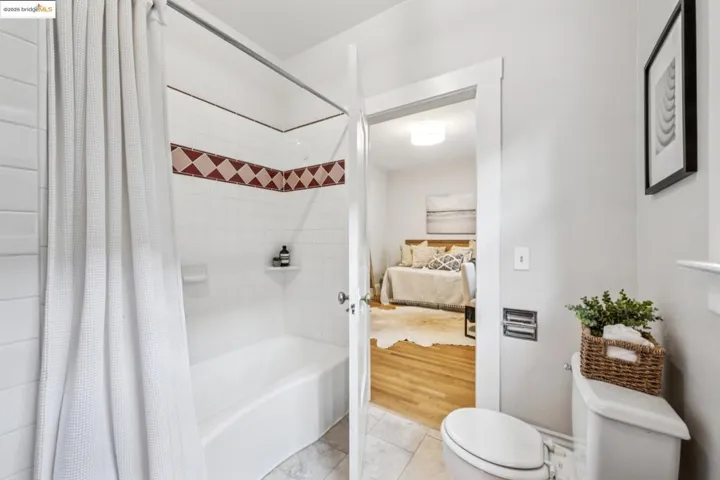 4117 Gilbert St, Oakland, California 94611