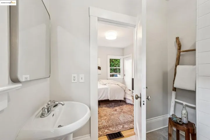 4117 Gilbert St, Oakland, California 94611